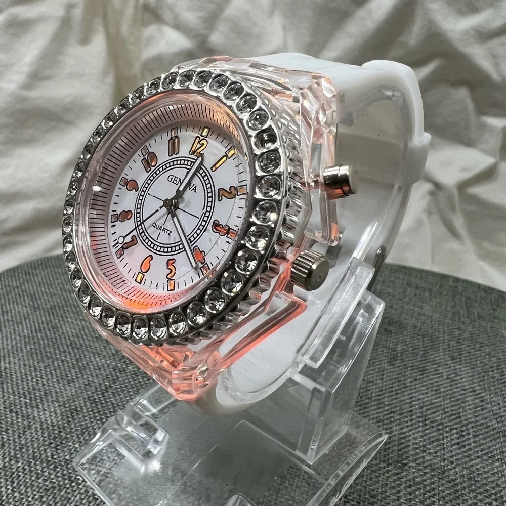 NWOT…GENEVA QUARTZ WATCH, WHITE BAND LED WATCH COLOR CHANGING. AMAZING ☑️